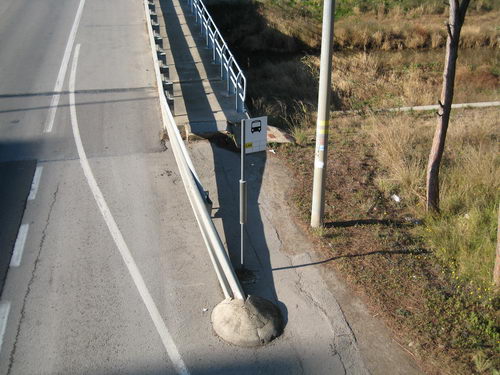 Parada d'autobús d'una línia de la companyia MOHN a l'autovia de Castelldefels al seu pas per Gavà Mar en direcció Castelldefels, a l'alçada de la Riera dels Canyars, sense cap tipus de protecció ni seients ni llums ni papereres (Desembre de 2007)